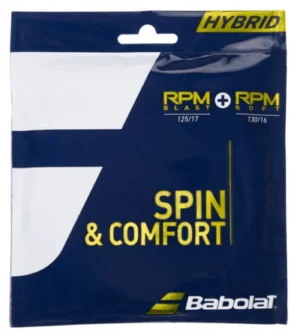 Babolat RPM Blast + RPM Soft to fabryczny zestaw hybrydowy dla tenisistów, którzy chcą połączyć wysoki potencjał rotacji z większym komfortem gry. W komplecie znajdują się dwa rodzaje naciągu: RPM Blast 1,25 mm oraz RPM Soft 1,30 mm, każdy w odcinku 6 m. Takie połączenie pozwala wykorzystać różne właściwości obu naciągów w jednej rakiecie. Wzdłużne struny stanowi RPM Blast 1,25 mm – monofilament wykonany z kopoliestru o ośmiokątnym przekroju. Konstrukcja ta została opracowana z myślą o generowaniu rotacji i kontroli, szczególnie podczas dynamicznych, pełnych zamachów. Babolat rekomenduje umieszczenie RPM Blast na strunach głównych, aby wykorzystać jego właściwości przy nadawaniu piłce rotacji. Poprzeczne struny tworzy RPM Soft 1,30 mm – monofilament wykonany z poliamidu. W porównaniu z naciągiem w 100% kopoliestru zapewnia bardziej miękkie i komfortowe odczucie podczas kontaktu z piłką. Jednocześnie jego monofilamentowa konstrukcja oferuje większą trwałość niż klasyczny multifilament poliamidowy. Dzięki zastosowaniu dwóch różnych materiałów hybryda pozwala również ograniczyć temperaturę powstającą podczas tarcia strun, co według Babolat sprzyja zwiększeniu ich trwałości. Najważniejsze cechy zestaw hybrydowy: RPM Blast 1,25 mm + RPM Soft 1,30 mm, długość całkowita: 12 m, 2 odcinki po 6 m, RPM Blast: kopoliestrowy monofilament, przekrój ośmiokątny, RPM Soft: poliamidowy monofilament, RPM Blast zalecany na struny główne dla maksymalizacji rotacji, połączenie rotacji, kontroli i komfortu, konstrukcja hybrydowa ograniczająca tarcie między strunami, produkt wyprodukowany we Francji, kolor: czarny / szary. Babolat RPM Blast + RPM Soft to przemyślana konfiguracja dla graczy rozwijających swój styl gry i szukających kompromisu pomiędzy charakterystyką sportowego monofilamentu a większym komfortem. RPM Blast odpowiada za rotację i kontrolę, natomiast RPM Soft zmiękcza odczucie przy uderzeniu. Zestaw 12 m zawiera kompletną konfigurację potrzebną do wykonania hybrydowego naciągu jednej rakiety.